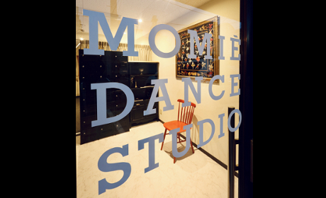 MOMIE DANCE STUDIO　スタジオ入り口ドア